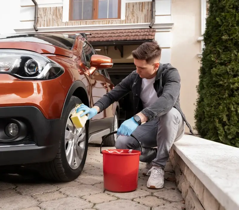 Lavage auto à domicile Torteron : professionnel intervenant sur un véhicule